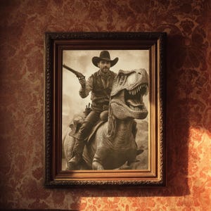 Op de afbeelding: Sepia-getinte ingelijste prent met een cowboy die op een Tyrannosaurus Rex rijdt en een geweer vasthoudt. De cowboy draagt een hoed, vest en broek. De dinosaurus heeft zijn mond open. De lijst is bruin en de achtergrond is bloemenbehang.