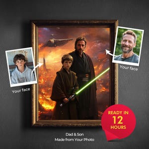 Puede incluir: Una obra de arte digital enmarcada que representa a un padre y su hijo en un entorno de ciencia ficción, con un sable de luz verde. La obra de arte incluye dos fotos insertadas etiquetadas como "Your face". El texto en la parte inferior dice "Dad & Son Made from Your Photo". Una pancarta roja dice "READY IN 12 HOURS."