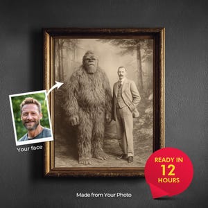 Könnte beinhalten: Ein gerahmtes Porträt in Sepiatönen zeigt einen großen, pelzigen Bigfoot neben einem Mann im Vintage-Anzug. Ein kleines eingefügtes Foto zeigt ein Gesicht mit dem Text 'Your face' und einem Pfeil zum Porträt. Der Text lautet 'READY IN 12 HOURS'.