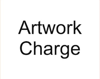 Può includere: Sfondo bianco con le parole "Artwork Charge" in grassetto, carattere nero. Il testo è centrato all'interno di un rettangolo bianco, incorniciato da un sottile bordo arancione.