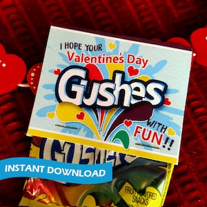 Puede incluir: Una tarjeta de San Valentín imprimible con un fondo azul y las palabras "Espero que tu Día de San Valentín rebosa de FUN!!" en letras de colores. La tarjeta está diseñada para contener una pequeña bolsa de caramelos Gushers.