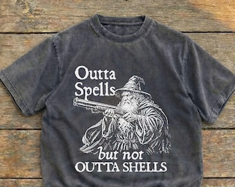 Comfort kleuren grappig shirt tovenaar geweer, vintage outta spells but not outta shells tees, donkere humor fantasy shirts, retro tovenaar graphic tee