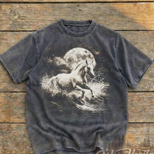 Vintage paard maan T-shirt, retro western paard runing oceaan dier jaren 90 grafisch T-shirt, oversized comfort kleuren nautisch gewassen unisex shirt