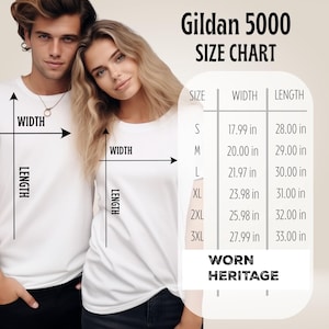 Peut inclure: Un tableau des tailles pour les t-shirts Gildan 5000, avec des mesures en pouces. Le tableau comprend les tailles S &agrave; 3XL, avec les dimensions correspondantes en largeur et en longueur. Le texte "WORN HERITAGE" est &eacute;galement visible.