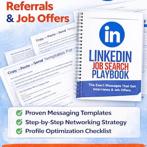 Puede incluir: Imagen promocional con el texto "Turn LinkedIn Into Interviews, Referrals & Job Offers". Presenta un libro titulado "LinkedIn Job Search Playbook" y documentos con texto, todo en un tema azul y blanco.
