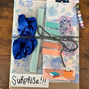 Cita a ciegas con una caja de libros / Misterio acogedor y regalos para amantes de la lectura