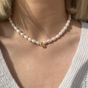 Collar de perlas auténticas personalizado con dije inicial de oro. Perlas de agua dulce, hecho a mano. Joya con letras personalizadas. Regalo de boda o para uso diario.