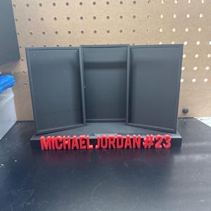 Expositor de tarjetas deportivas personalizado con 3 ranuras para PSA, BGS y CGC. Expositor de tarjetas deportivas personalizado con nombre de jugador o equipo.