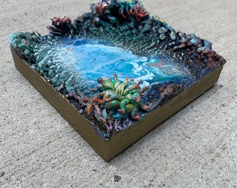 Oceanic Blaze- Kleines 15x15cm großes abstraktes Ozean Gemälde - zeitgenössische surreale Kunst - Ölfarbe, Enkaustik - Seelandschaft mit Seeanemone Skulptur