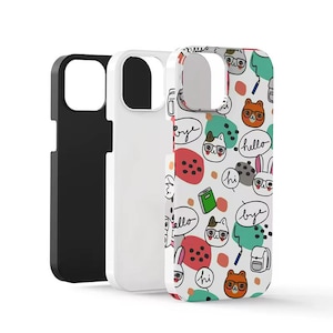 Op de afbeelding: Drie telefoonhoesjes: zwart, wit en een hoesje met een patroon. Het hoesje met patroon heeft cartoon dieren, tekstballonnen met "hello", "bye" en "hi", en andere kleurrijke elementen. De hoesjes zijn ontworpen voor een smartphone.