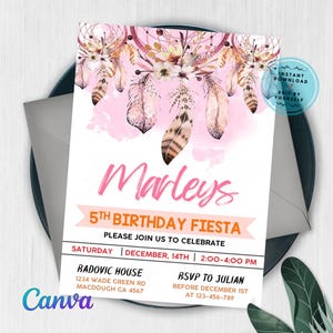 Puede incluir: Invitación rosa y blanca con diseño de atrapasueños, plumas y detalles florales. El texto dice "Marleys 5th Birthday Fiesta" con detalles del evento. Incluye el logotipo de Canva y el texto "Descarga instantánea, Edita tú mismo".