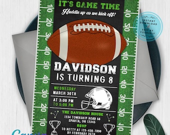 Peut inclure: Invitation sur le thème du football américain avec un ballon de football marron et le texte "IT'S GAME TIME." L'invitation comprend les détails d'une fête d'anniversaire, y compris le nom "DAVIDSON", la date, l'heure et les informations RSVP. Le design présente un terrain vert et un casque de football.