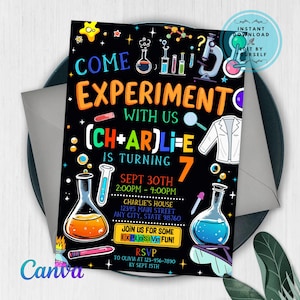Op de afbeelding: Zwarte uitnodiging met kleurrijke tekst en illustraties voor een wetenschapsthema verjaardagsfeestje. De uitnodiging luidt "Kom experimenteren met ons" en bevat details zoals de datum, tijd en RSVP-informatie. Het ontwerp bevat bekers, een microscoop en andere wetenschapsgerelateerde afbeeldingen.
