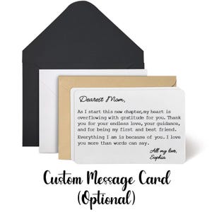 Pode incluir: Um cart&atilde;o de mensagem personalizado com um cart&atilde;o branco e uma mensagem para "M&atilde;e" em escrita preta. O cart&atilde;o est&aacute; dentro de um envelope de papel kraft, com um envelope branco e preto atr&aacute;s. O texto na parte inferior diz "Cart&atilde;o de Mensagem Personalizado (Opcional)".