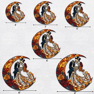 Pode incluir: Arte de parede decorativa em madeira com um casal de esqueletos dan&ccedil;ando em uma lua crescente. O design incorpora efeitos de vitrais com cores quentes e rosas. Dispon&iacute;vel em tamanhos de 10 cm a 30 cm de largura.