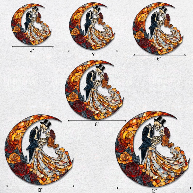 Pode incluir: Arte de parede decorativa em madeira com um casal de esqueletos dan&ccedil;ando em uma lua crescente. O design incorpora efeitos de vitrais com cores quentes e rosas. Dispon&iacute;vel em tamanhos de 10 cm a 30 cm de largura.
