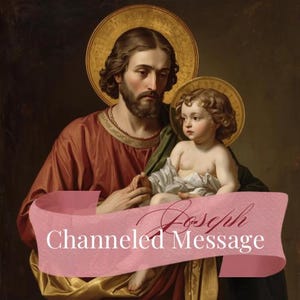 Puede incluir: Una representación artística de San José sosteniendo a un niño, ambos con halos dorados. Las figuras visten túnicas rojas, verdes y blancas. Una pancarta rosa en la parte inferior dice "Joseph Channeled Message" en una escritura elegante.