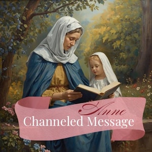 Puede incluir: Una pintura artística representa a una mujer y un niño leyendo un libro al aire libre. La mujer lleva una capa azul y un tocado blanco. El niño también lleva un tocado blanco. Una pancarta rosa en la parte inferior dice "Anne Channeled Message."