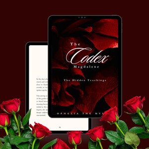 Pode incluir: Dois tablets digitais exibem a capa de "The Codex Magdalene" com um fundo de rosas vermelho escuro. O título do livro está em uma escrita elegante. Rosas vermelhas são dispostas ao redor dos tablets, criando um tema romântico e literário.