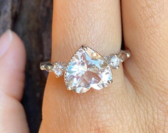 Anillo de corazón de cristal blanco genuino / Joyería llamativa de acero inoxidable de cuarzo facetado / Anillo ajustable vintage / Regalo de piedra preciosa curativa para ella