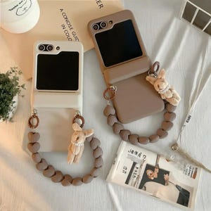 Coque pour portable bracelet en peluche lapin | Pour Samsung Galaxy Z Flip 3 4 5 6 | Porte-cartes mat antichoc ZFlip5 Cover