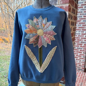 Vintage Quilt Flower Sweatshirt – Upcycled Patchwork Appliqué Crewneck – One of a Kind Farmhouse Floral- Size Large