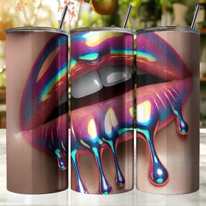 Puede incluir: Tres vasos de acero inoxidable con un diseño de labios de goteo, colorido e iridiscente. Los labios son de un rosa vibrante con reflejos azules, verdes y morados.