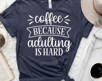 大人になるのは難しいのでコーヒーを飲むSVG、面白い大人SVG、昼間飲むSVG、大人になるのは難しいSVG、コーヒー好きSVG、