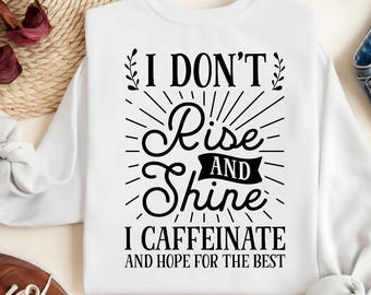 朝は起きず、カフェインを摂取して最善を祈るSVG、面白いコーヒーの名言SVG、皮肉なSVG、かわいいコーヒーマグSVG