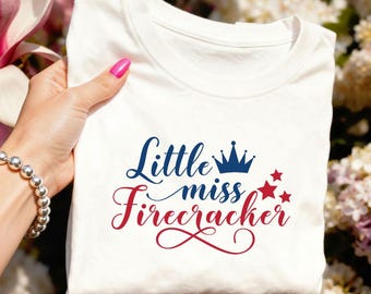 リトルミス・ファイヤークラッカーSVG、独立記念日SVG、愛国心SVG、7月4日、女の子用独立記念日シャツ（独立記念日）SVG（Cricut用PNG）