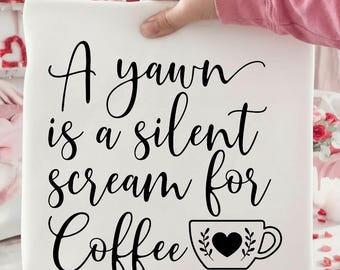 あくびはコーヒーへの静かな叫びです SVG PNG コーヒー愛 SVG コーヒー SVG バンドル 皮肉なコーヒーの引用 SVG コーヒーマグ SVG