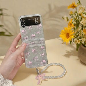 Niedliches Schleifen Erdbeer Glitter Hülle für Samsung Galaxy Z Flip 6 / 5 / 4 / 3 mit Kartenhalter Perlenarmband weiches Mädchen Kawaii Ästhetik
