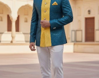Puede incluir: Chaqueta turquesa y amarilla con cuello mandarín y botones dorados, combinada con pantalones blancos y zapatos marrones. La chaqueta tiene un panel amarillo vertical y un pañuelo a juego.