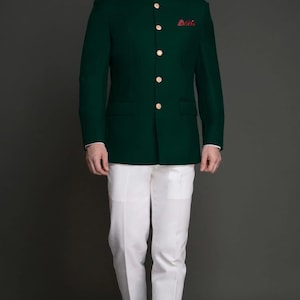 Indisk jodhpuri-kostym för herrar i bröllop: Bandhgala-kappa för män, enfärgad grön designeroutfit i D-mönster bild 1