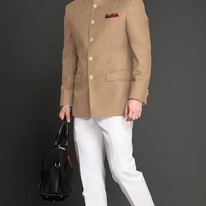 Indisk jodhpuri-kostym för herrar i bröllop: Bandhgala-kappa för män, enfärgad grön designeroutfit i D-mönster bild 3
