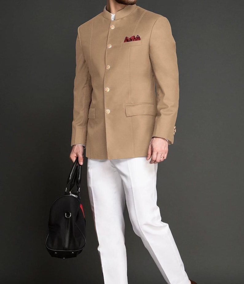 Indisk jodhpuri-kostym för herrar i bröllop: Bandhgala-kappa för män, enfärgad grön designeroutfit i D-mönster bild 3