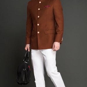 Indisk jodhpuri-kostym för herrar i bröllop: Bandhgala-kappa för män, enfärgad grön designeroutfit i D-mönster bild 2