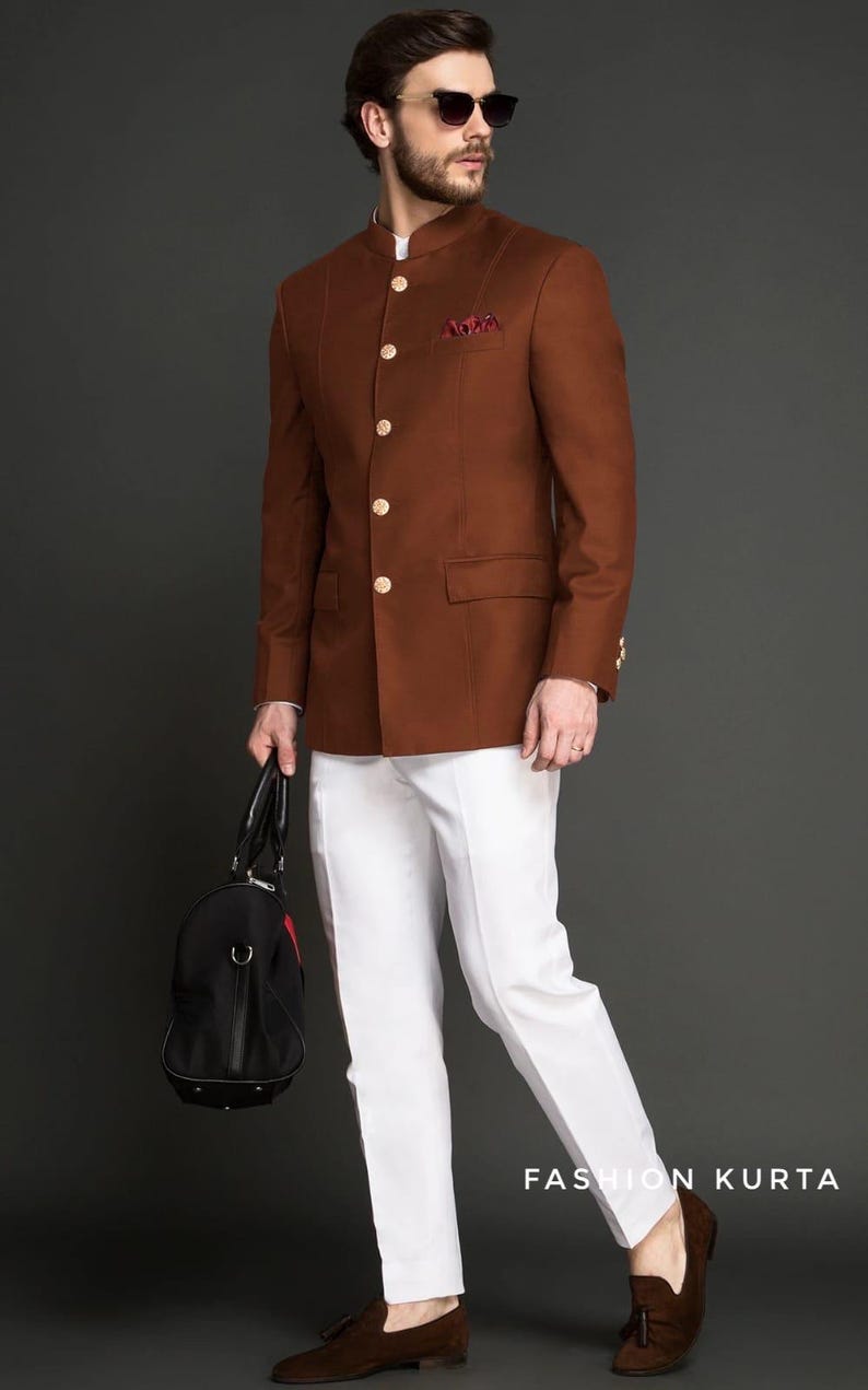 Indisk jodhpuri-kostym för herrar i bröllop: Bandhgala-kappa för män, enfärgad grön designeroutfit i D-mönster bild 2