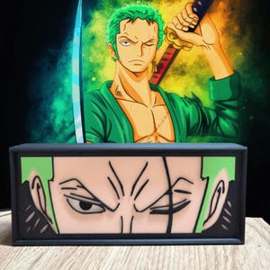 Puede incluir: Imagen vibrante de un personaje con cabello verde y atuendo verde, sosteniendo dos espadas. El personaje se encuentra sobre un fondo colorido. Debajo, una caja rectangular presenta un primer plano de los ojos y parte de la cara del personaje.
