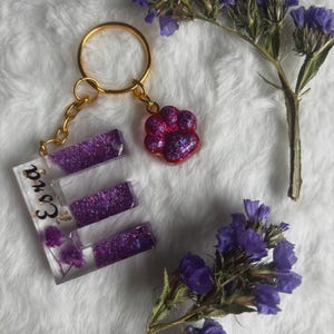 Llavero de resina con letra personalizada y dije de pata: regalo con purpurina personalizado