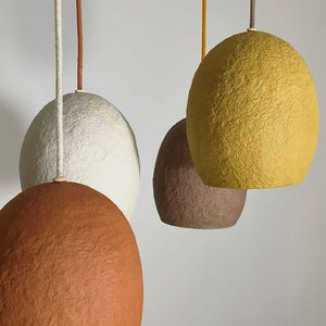 Lampada a sospensione in cartapesta, lampada fatta a mano, lampada ecologica, decorazione wabisabi, illuminazione in cartapesta, lampada industriale, lampada organica