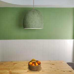 Grande lampada a sospensione in cartapesta fatta a mano, naturale, boho, ecologica, wabi-sabi, decorazione d'interni.