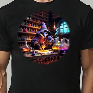 Könnte beinhalten: Schwarzes T-Shirt mit einem kreisförmigen Aufdruck, der einen Zauberer in lila Robe und Hut mit einer vogelartigen Maske in einem Labor zeigt. Das Labor hat Regale mit bunten Flaschen und Kolben, mit leuchtenden Flüssigkeiten und einer Kerze.