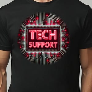 Könnte beinhalten: Schwarzes T-Shirt mit einem kreisförmigen Design, das ein Leiterplattenmuster in Weiß und Rot zeigt. Die Worte "TECH SUPPORT" sind in roter, leuchtender Schrift in einem rechteckigen Rahmen.