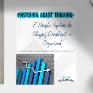Op de afbeelding: Een wit boek getiteld "Mastering Grant Tracking" met blauwe tekst, met een staafdiagram en de tekst "A Simple System for Staying Compliant & Organized". Een metalen liniaal, een pen en een kopje koffie zijn ook zichtbaar.
