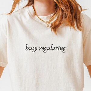 Camiseta de regulación ocupada, camiseta de máquina de escribir caprichosa, camiseta de chica literaria, camiseta de salud mental irónica, camiseta minimalista vintage con colores cómodos