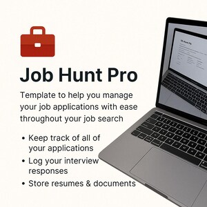 Può includere: Un computer portatile con una custodia grigia e una tastiera nera. Lo schermo mostra un documento con il testo "50-Item PE". Il testo "Job Hunt Pro" è visualizzato in nero su sfondo bianco. Il testo "Modello per aiutarti a gestire le tue candidature con facilità durante la tua ricerca di lavoro" è visualizzato sotto il titolo. Un'icona di valigetta rossa è visualizzata sopra il titolo. Tre punti elenco elencano le funzionalità del prodotto: "Tieni traccia di tutte le tue candidature", "Registra le tue risposte ai colloqui" e "Archivia curriculum e documenti".