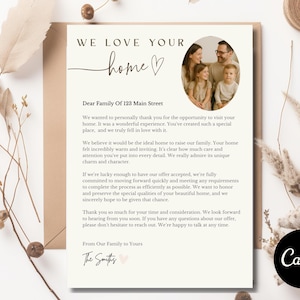 Könnte beinhalten: Ein cremefarbenes Schreiben mit den Worten "WE LOVE YOUR home" in einer handschriftlichen Schriftart. Ein Familienfoto befindet sich in der oberen rechten Ecke. Der Text ist eine Dankesnotiz für die Gelegenheit, ein Haus zu besichtigen.