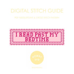 Könnte beinhalten: Eine digitale Stichanleitung mit dem Text "I READ PAST MY BEDTIME" in einem rosa Pixel-Design. Die Anleitung ist für PDF-Nadelspitzen- und Kreuzstichmuster. Ein gelber Kreis mit dem Text "HOWDY SYD" befindet sich darunter.