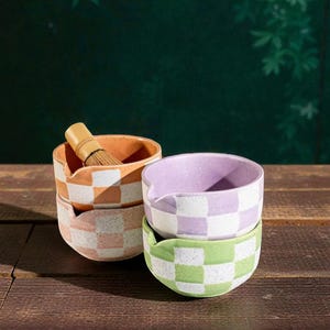 Moderne matcha-theeset: geruite kom, garde en schep, geschenkdoos